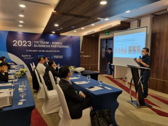 연구개발특구진흥재단은 지난 16∼17일 이틀간 베트남 하노이에서 12개 기술기반 혁신기업이 참석한 가운데 '연구개발특구·과학벨트 기업의 베트남 진출 지원을 위한 비즈니스 파트너링 행사'를 열고, 현지 바이어들과 1대 1 비즈니스 상담회를 가졌다.  특구재단 제공